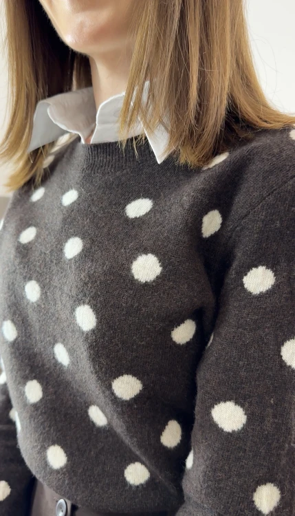 klasyczny sweter z wełny merino w grochy, gorzka czekolada