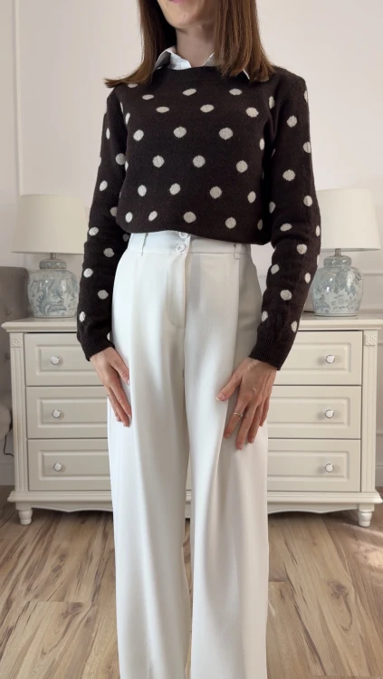 klasyczny sweter z wełny merino w grochy, gorzka czekolada