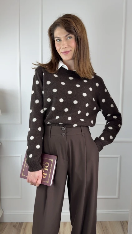 klasyczny sweter z wełny merino w grochy, gorzka czekolada