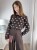 klasyczny sweter z wełny merino w grochy, gorzka czekolada