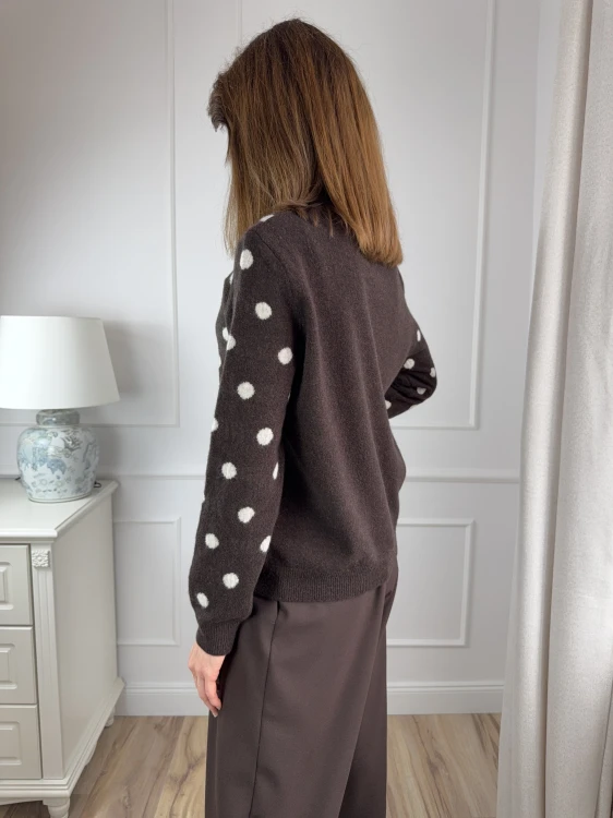 klasyczny sweter z wełny merino w grochy, gorzka czekolada