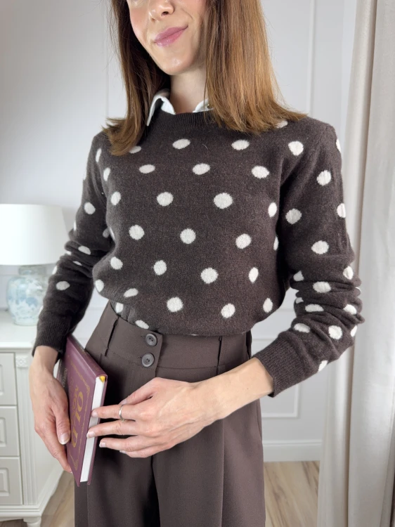 klasyczny sweter z wełny merino w grochy, gorzka czekolada