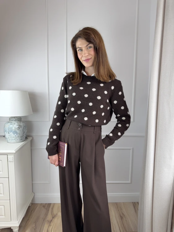 klasyczny sweter z wełny merino w grochy, gorzka czekolada