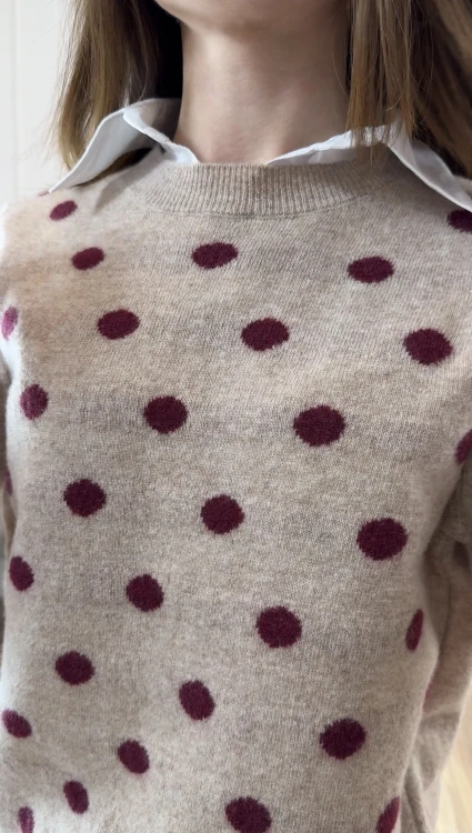 klasyczny sweter z wełny merino w grochy, beżowy