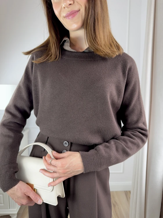 sweter o luźnym kroju, czekoladowy