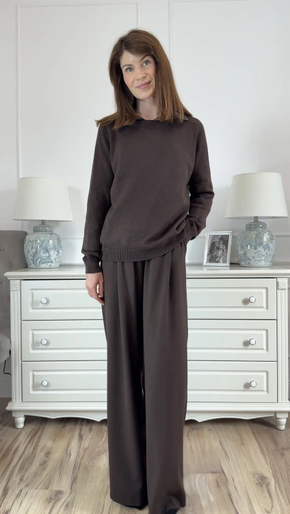sweter o luźnym kroju, czekoladowy
