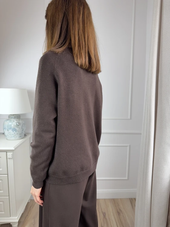 sweter o luźnym kroju, czekoladowy