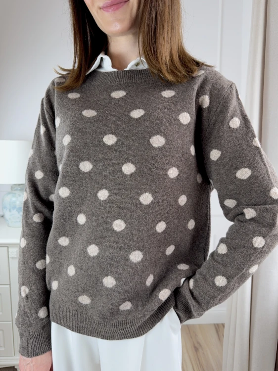 klasyczny sweter z wełny merino w grochy, mleczna czekolada