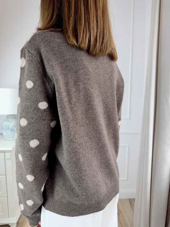 klasyczny sweter z wełny merino w grochy, mleczna czekolada