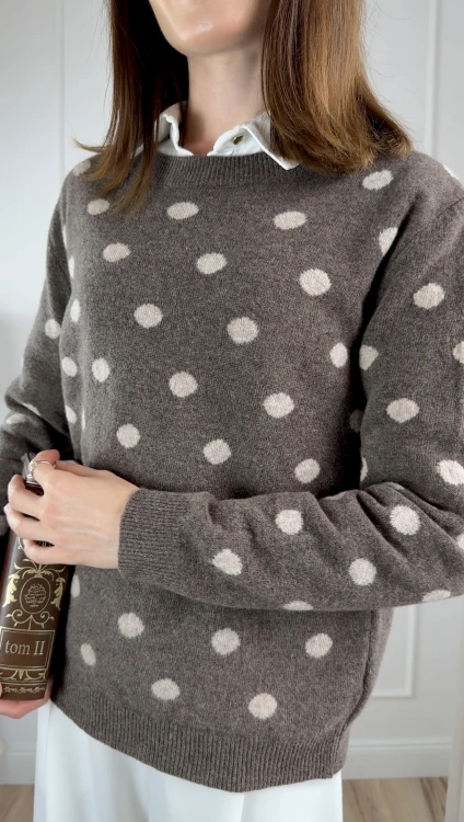 klasyczny sweter z wełny merino w grochy, mleczna czekolada