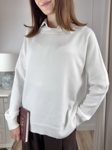 sweter o luźnym kroju, biały