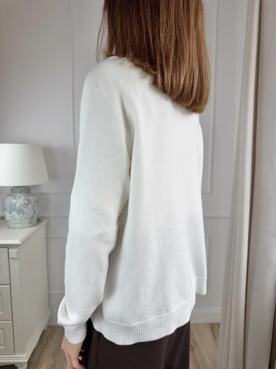 sweter o luźnym kroju, biały