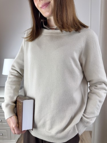 sweter o luźnym kroju, beżowy