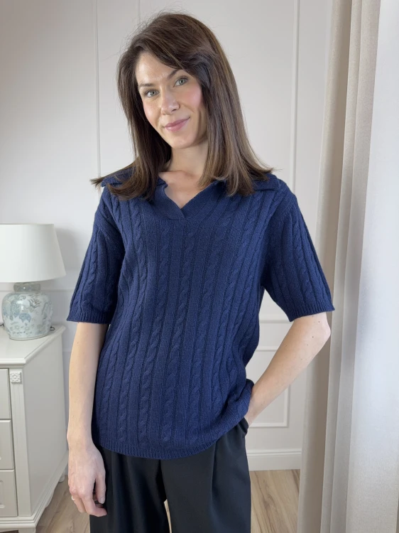 Granatowy sweter polo w warkoczowy splot, krótki rękaw.