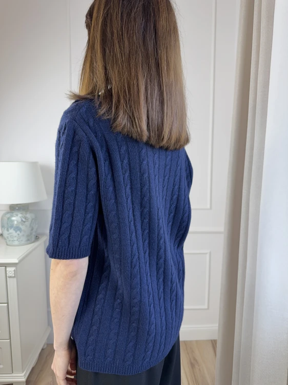 Granatowy sweter polo w warkoczowy splot, krótki rękaw.