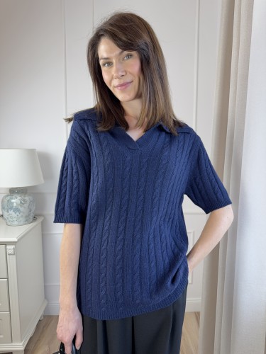 Granatowy sweter polo w warkoczowy splot, krótki rękaw.