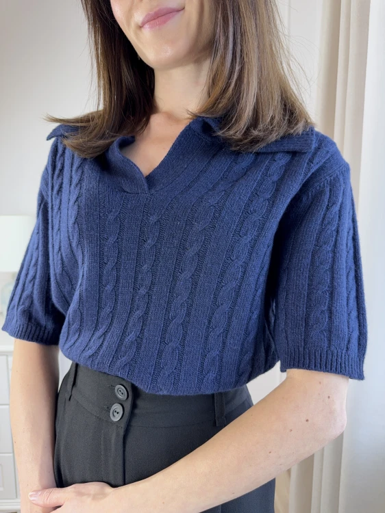 Granatowy sweter polo w warkoczowy splot, krótki rękaw.