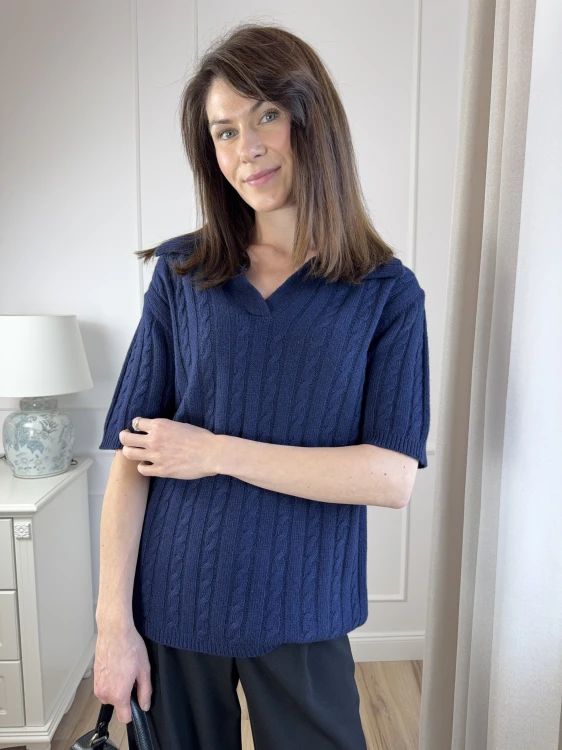 Granatowy sweter polo w warkoczowy splot, krótki rękaw.