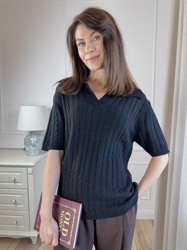 Czarny sweter polo w warkoczowy splot, krótki rękaw.