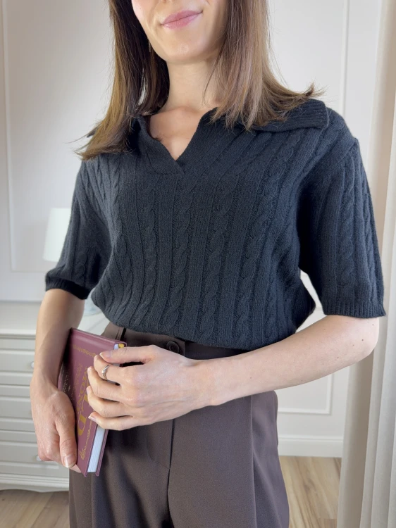 Czarny sweter polo w warkoczowy splot, krótki rękaw.