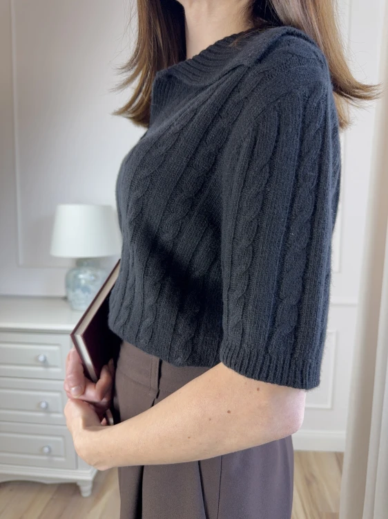 Czarny sweter polo w warkoczowy splot, krótki rękaw.