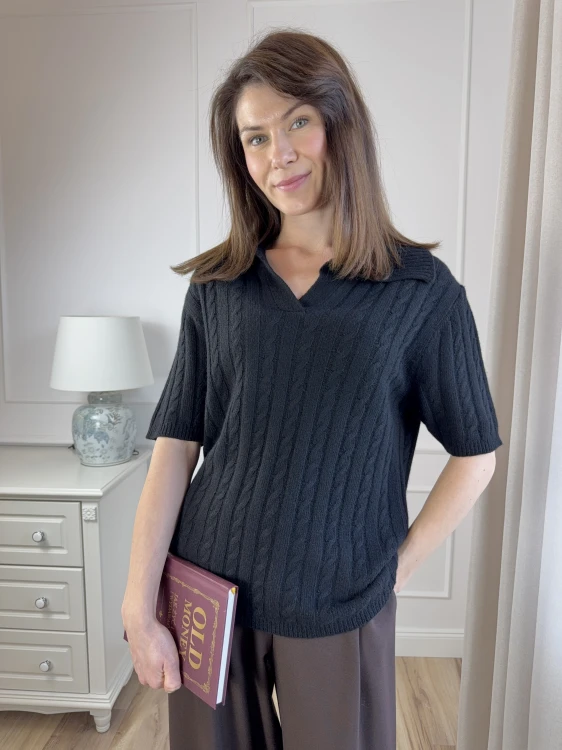 Czarny sweter polo w warkoczowy splot, krótki rękaw.