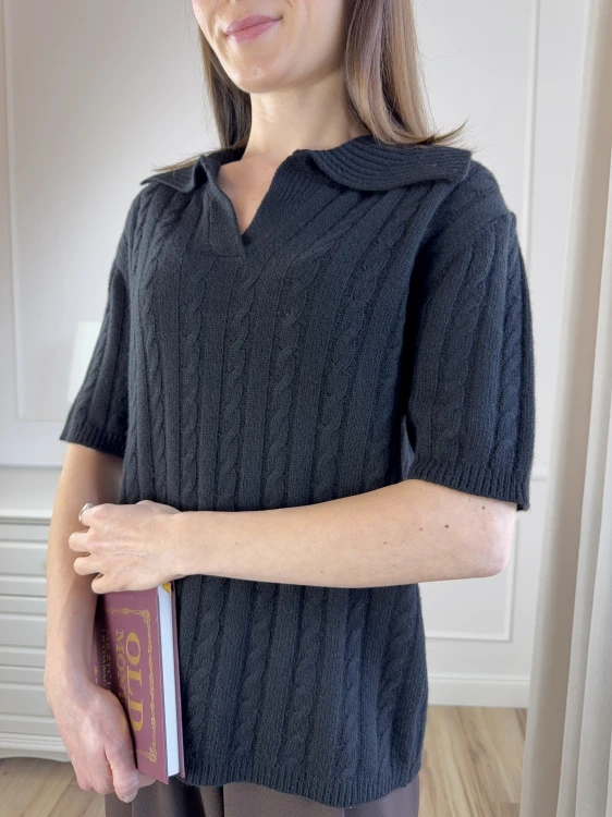 Czarny sweter polo w warkoczowy splot, krótki rękaw.