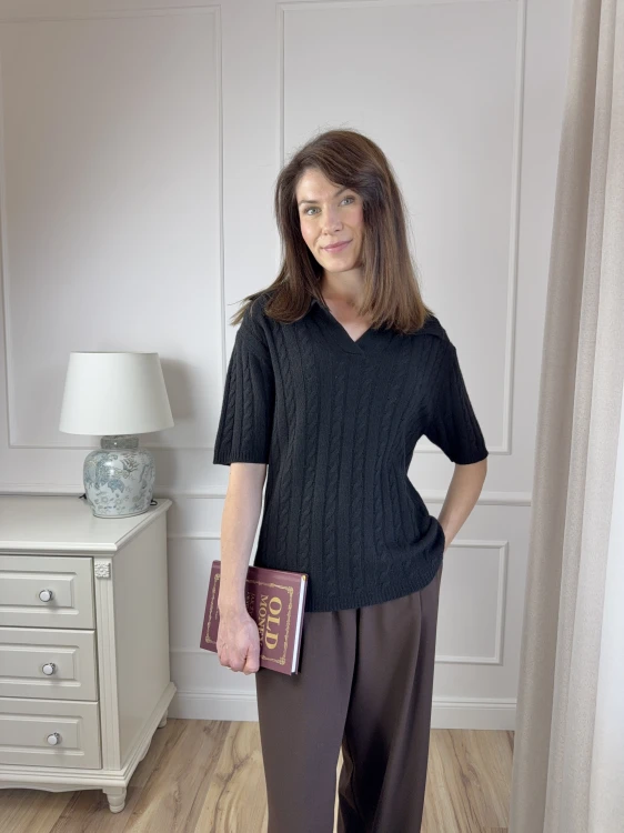 Czarny sweter polo w warkoczowy splot, krótki rękaw.