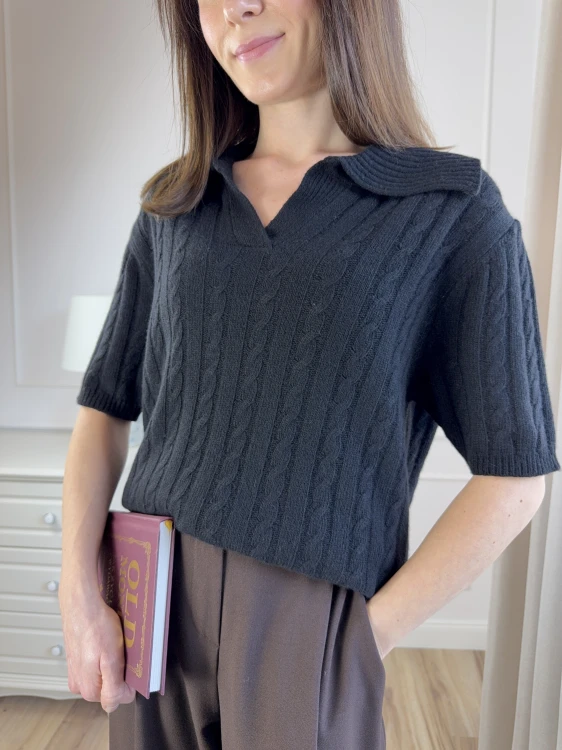 Czarny sweter polo w warkoczowy splot, krótki rękaw.