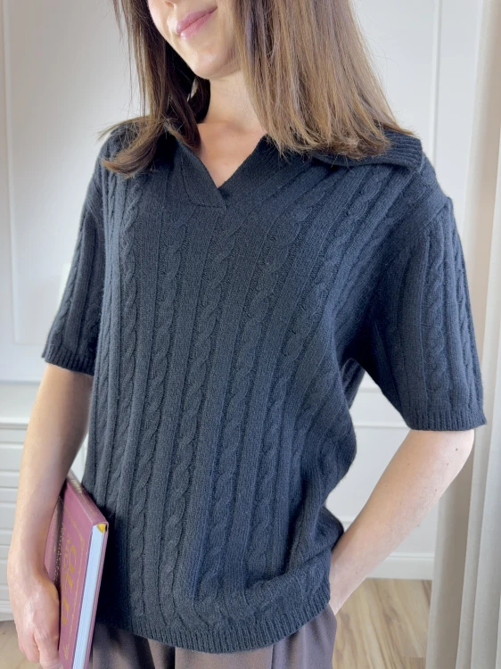 Czarny sweter polo w warkoczowy splot, krótki rękaw.