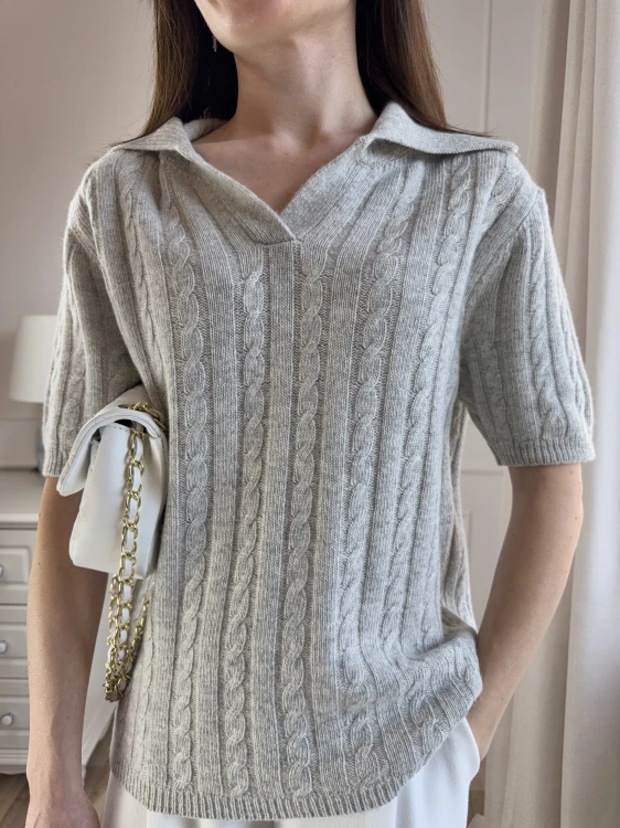 Szary sweter polo w warkoczowy splot, krótki rękaw.