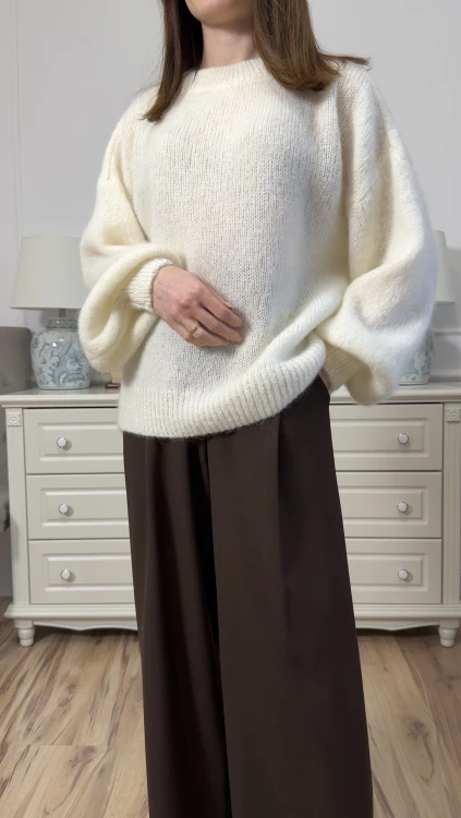 Sweter Mela śmietankowy damski oversize z bufiastymi rękawami