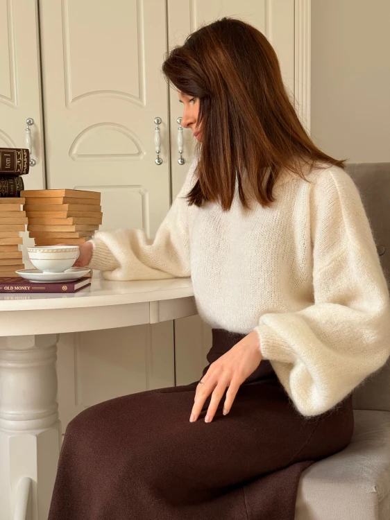 Sweter Mela śmietankowy damski oversize z bufiastymi rękawami